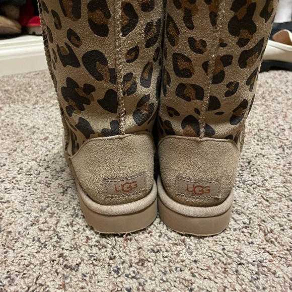Almost new uggs. Worn 2x. - Picture 3 of 3